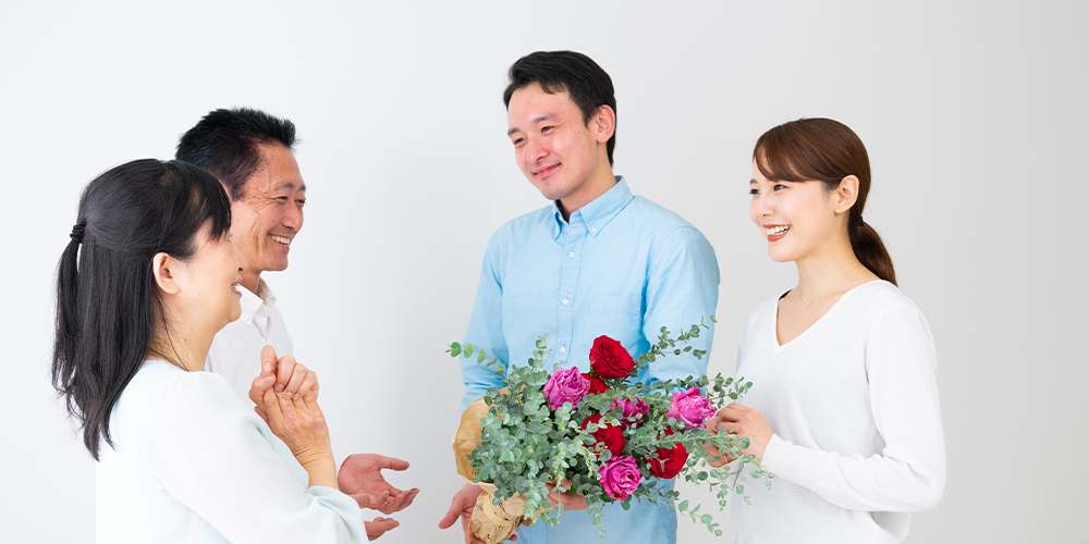 結婚祝いのお返しは両親・祖父母・兄弟にも必要？相場とおすすめギフトの選び方